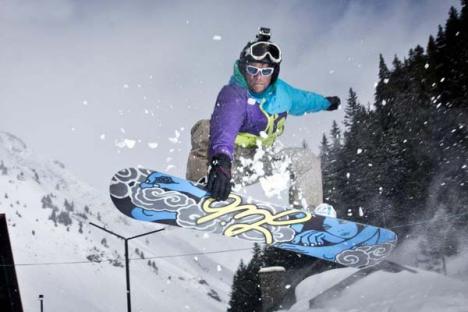 Iarna "extremă": bihorenii caută senzaţii tari pe snowboard, snowmobil ori la off-road (FOTO)